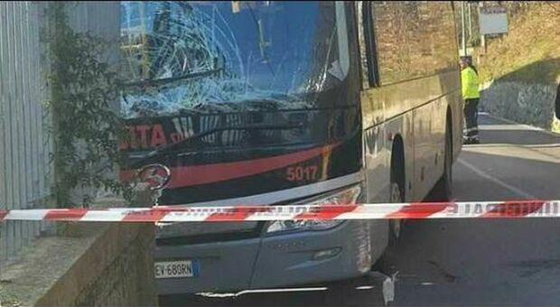 Salerno, scende dal bus e dimentica il freno a mano: autista muore schiacciato dal pullman che guidava