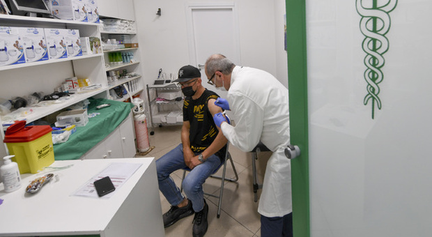 Vaccini a Napoli, farmacie nel caos senza J&J: mancano le dosi, chiusi tre hub