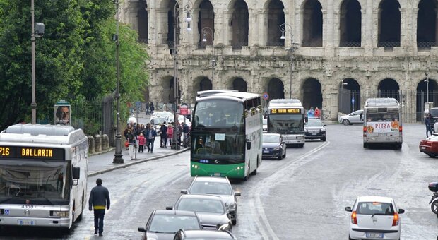 Roma, piano contro il traffico: la sosta per i bus turistici lontana dal Lungotevere