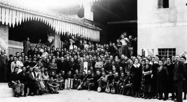 Un gruppo di operai durante l'occupazione (archivio Pietro Laverda)