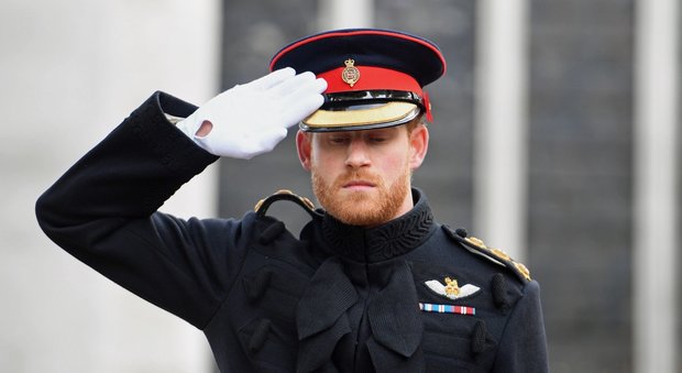 Regno Unito, il principe Harry sfila in uniforme con la barba: violato il protocollo