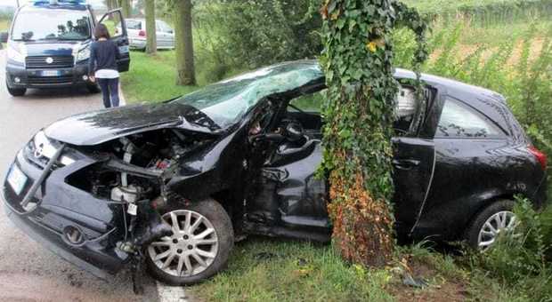 L'Opel della 40enne schiantatasi contro un albero