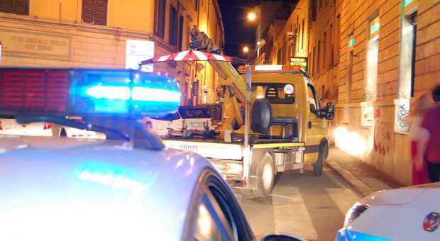 Sequestrati frigo e alimenti in un bar vicino a piazza Navona: tutto è partito da tavolino selvaggio