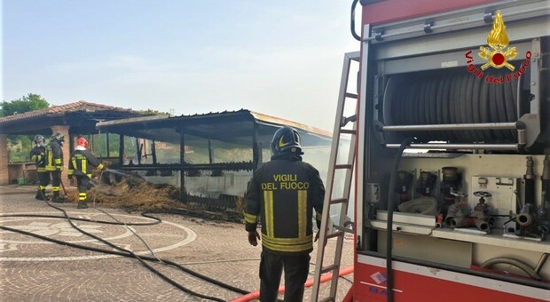 Brucia deposito agricole, le fiamme minacciano le case