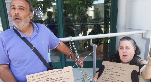 «Siamo senza lavoro»: in catene col coltello davanti al Municipio