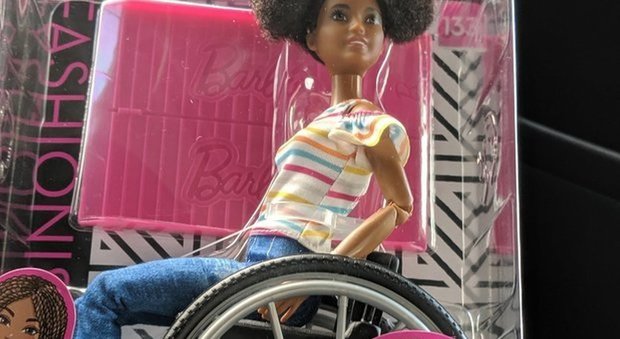 La Barbie nera sulla sedia a rotelle stupisce tutti: tutte le bambine si devono sentire rappresentate