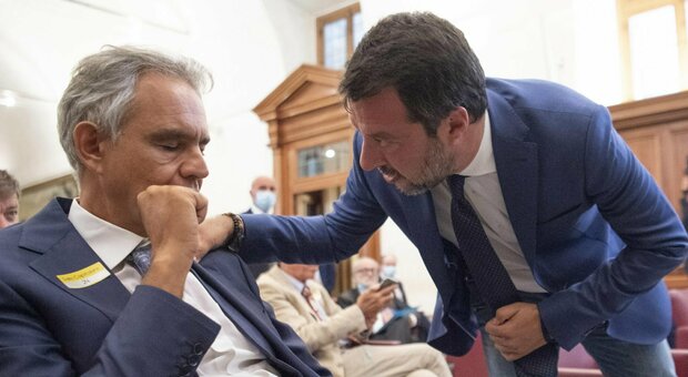 Covid, da Salvini a Sgarbi: i "no mask" e quel libro che li smentisce