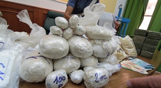 Napoli, scoperto deposito di droga sequestro da due milioni di euro