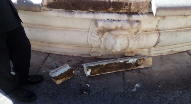 Turista spagnola si fa un selfie e danneggia una fontana del '500 -Guarda