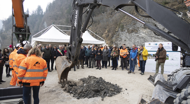 Via ai lavori della galleria tra Veneto e Trentino: la prima pietra posata a 20 anni dal progetto