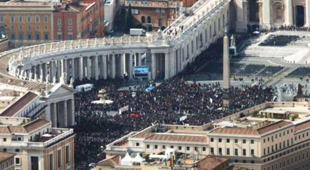 San Pietro, si incatena per protesta e si cosparge di alcol: bloccato