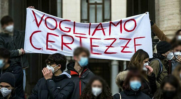 Salerno, protesta studenti contro l'alternanza: «Non saremo vostri schiavi»