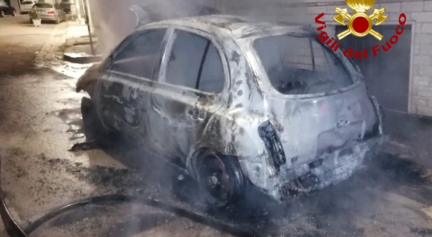 Un'altra auto in fiamme nella notte: ancora un incendio nel Sud Salento