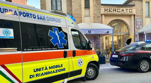 Paura al mercato coperto di Porto San Giorgio: scoppia una lite fra due uomini, arrivano ambulanze e carabinieri