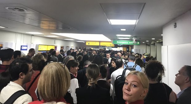 Londra, allarme incendio: evacuato l'aeroporto di Heathrow