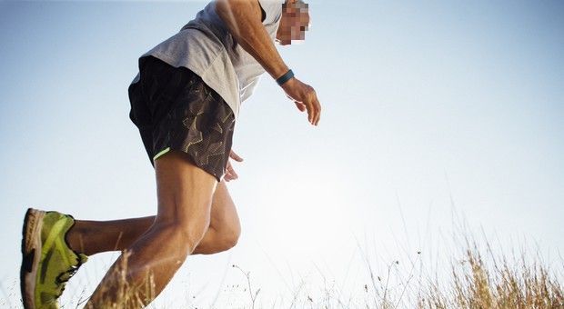 Si accascia mentre fa jogging: settantenne muore stroncato da un infarto