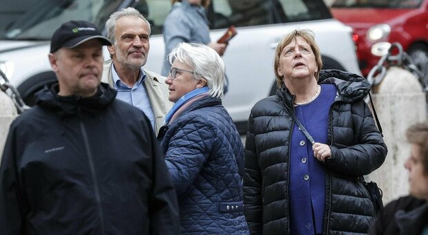 Angela Merkel turista in incognito a Roma: abiti casual e guardie del corpo in borghese