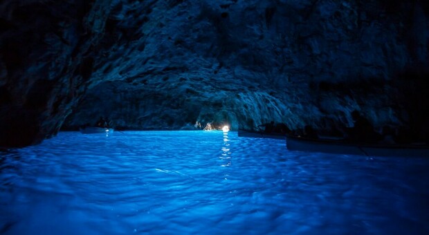 Capri, Grotta Azzurra: il Comune delibera il nuovo disciplinare per l’ingresso