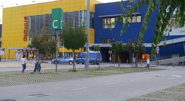 Ancona, 25enne minaccia il suicidio e beve veleno per topi nel parcheggio Ikea