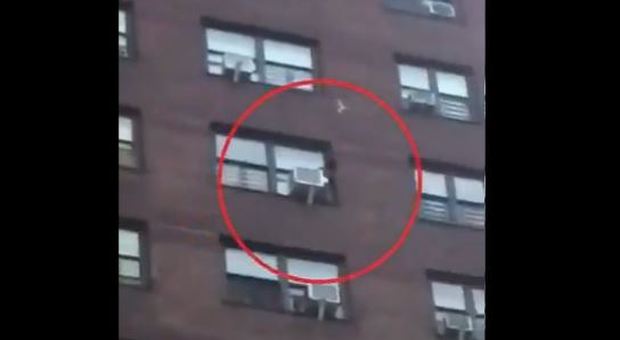 Bambino di tre anni esce dalla finestra e si arrampica sul condizionatore di un edificio