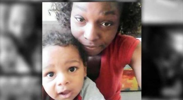 Soffoca il figlioletto di 11 mesi, poi pubblica le foto del cadavere su Facebook: "Non lo volevo più"