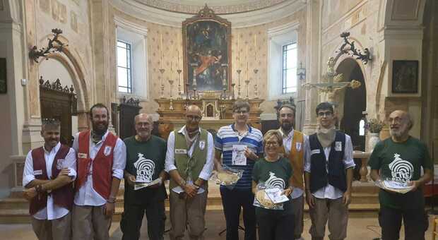 Palio dei trampoli buona pratica Unesco, il riconoscimento martedì sarà assegnato anche al sindaco di Urbino per Schieti. Nella foto i trampolisti di Urbino nel duomo di Fossa Caprara con le autorità locali