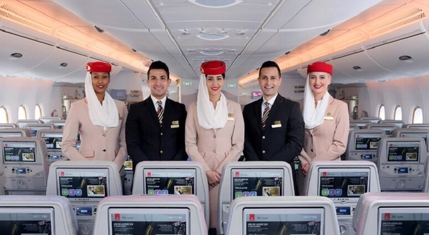 Emirates cerca assistenti di volo per 2.500 euro al mese e tanti benefit: altezza consentita tra un metro e 60 e due metri e dodici. Come candidarsi