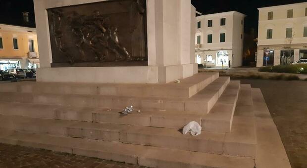 Bivacchi e immondizia abbandonata nel monumento dei caduti di Montebelluna. L'alpino e consigliere Giovanni Mondin: «Atto di inciviltà»