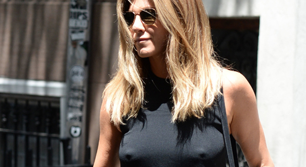 Jennifer Aniston passeggiata hot: senza reggiseno per le strade di New York