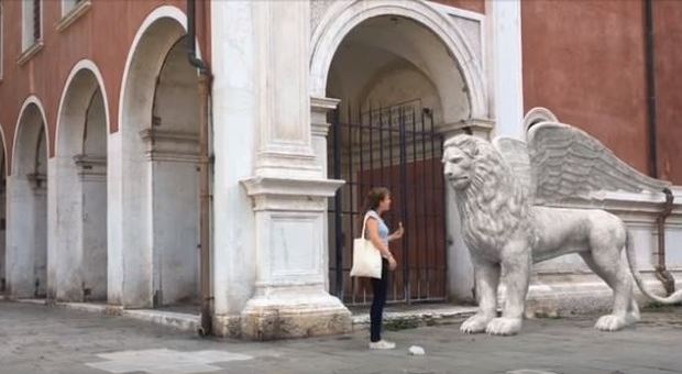 Carolina e il leone, il video che insegna a rispettare Venezia