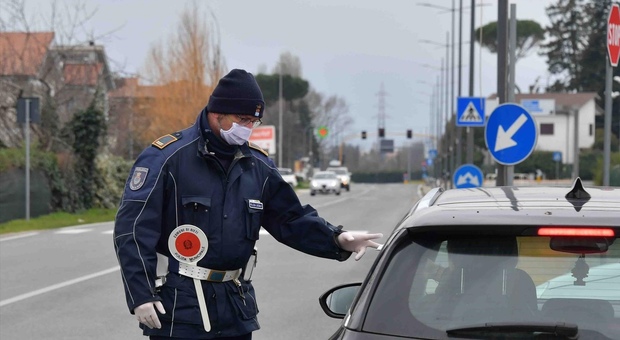 Coronavirus, Ugl dona 100 mascherine e 100 paia di guanti alla polizia locale di Rieti