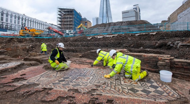 Londra, scoperto un nuovo mosaico romano: «Il più grande e suggestivo degli ultimi 50 anni»