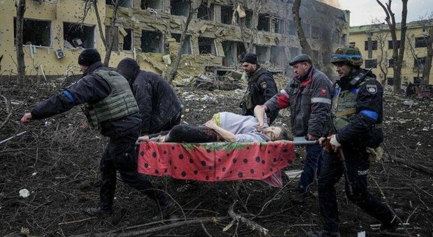 La donna incinta fotografata a Mariupol dopo il bombardamento all ospedale è morta insieme al suo bambino