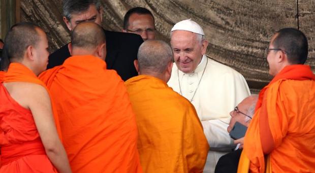 Francesco a Loppiano abbraccia i monaci buddisti, ma nel 2014 rifiutò udienza al Dalai lama