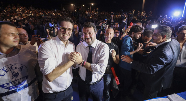 Salvini a Napoli, insulti sulla facciata del cinema Metropolitan: «Libererò la Campania da questi tre moschettieri sfigati»