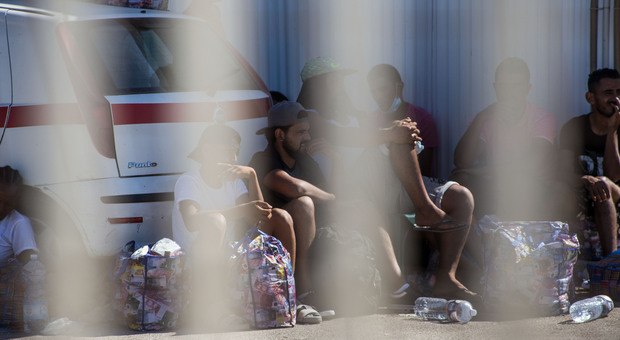 Migranti, varato il piano: primi trasferimenti da Lampedusa in Lazio, Piemonte, Molise e Sicilia