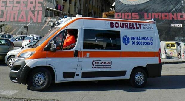 Violenza sui medici a Napoli, ambulanza circondata a Pianura: «Calci e pugni»
