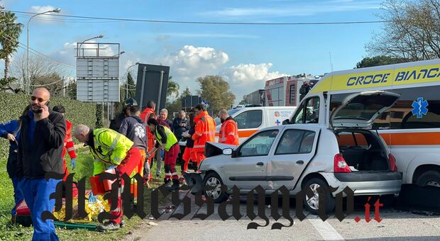 Pontina, incidente tra auto e ambulanza con paziente a bordo: quattro feriti
