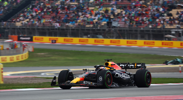 F1 live, GP Spagna in diretta: Sainz sfida Verstappen, Leclerc parte dalla pit-lane