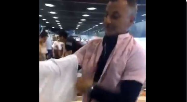«Il bagaglio è troppo pesante» e lui indossa 15 maglie per non pagare il sovrapprezzo: il video è virale