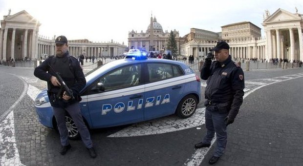 San Pietro, agenti travestiti da sacerdoti «Così difendiamo il Vaticano»