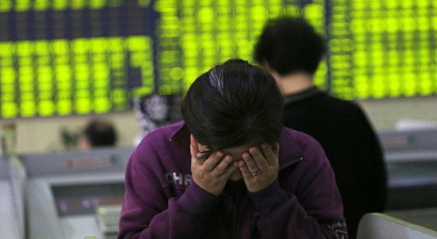 Cina, panico sui mercati: Hong Kong e Shanghai a picco