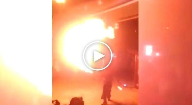 Russia, il giocoliere inghiottito dalle fiamme durante lo show: diventa una palla di fuoco