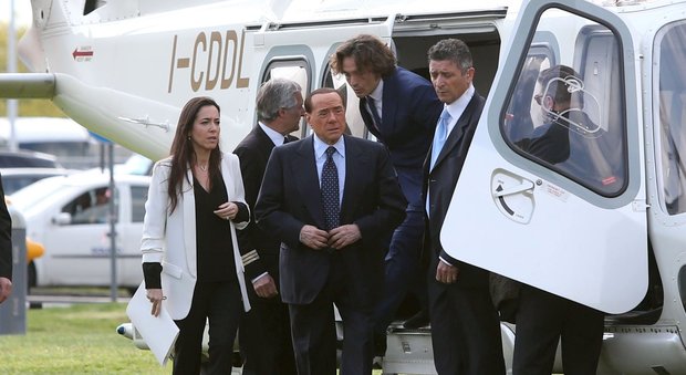 Milano, Silvio Berlusconi al Salone del Mobile con l'elicottero
