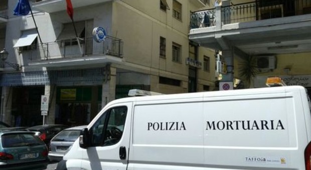 Roma, dal commissariato vedono un uomo impiccato nel suo giardino: era ai domiciliari per aver molestato due ragazzine
