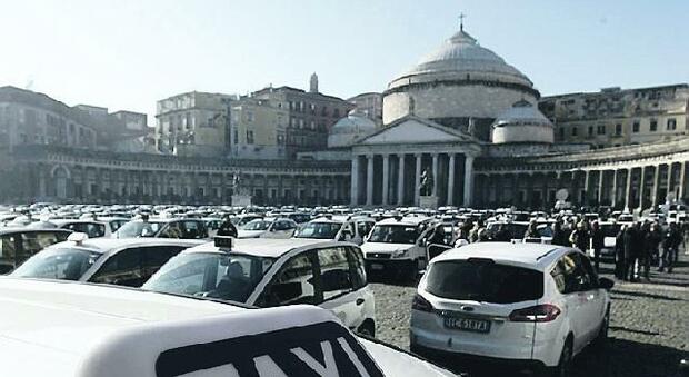 Galleria, tassisti stremati a Napoli: «Una corsia al Plebiscito per ridurre caos e disagi»