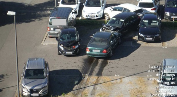 Tampona 15 auto per entrare in un parcheggio: la manovra è "killer"