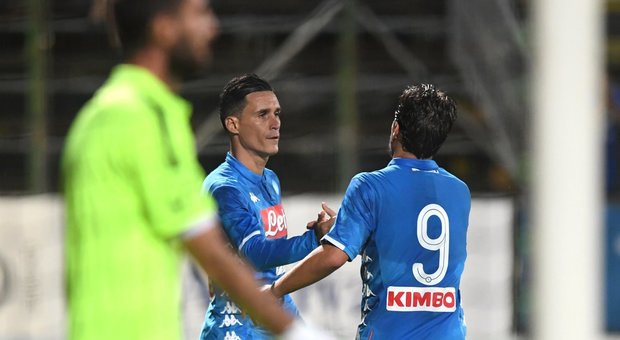 Il Napoli vince e convince col Carpi, è festa tra i tifosi a Dimaro | Video