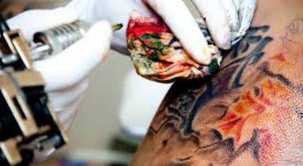 "L'inchiostro dei tatuaggi è cancerogeno" Allarme per presunte sostanze tossiche