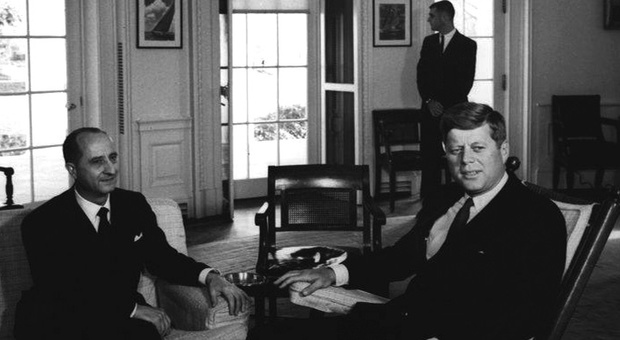 Giuseppe Codacci Pisanelli con il presidente Usa John Fitzgerald Kennedy nella sala ovale della Casa Bianca nel 1962